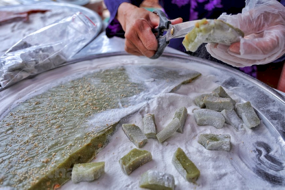 Che Lam is a sticky rice cake with ginger, peanuts, and sesame 